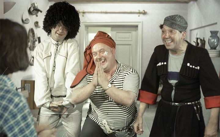 Kun boyi jinsiy aloqa Fohishaga ichimlik berishdi va otib ketishdi