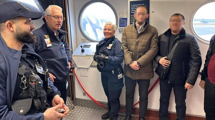 Yosh eshak bilan yosh joja sevgilisining sikiga mixlanadi Yuliya Mitrofanov porno