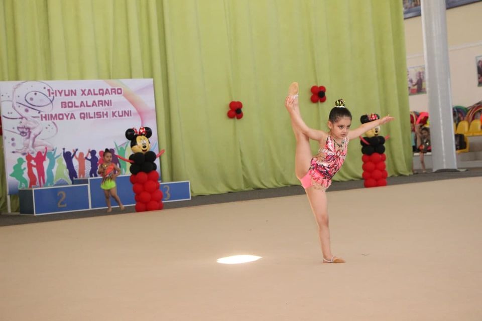 Gimnastikachi uni yaladi Gimnastikachi uni yaladi