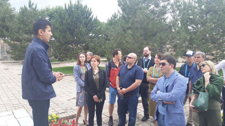 Ayollar hojatxonasida yashirin kamera - onlayn tomosha qiling Havaskor rus porno video talabalar