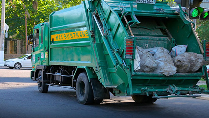 Porno filmdagi tola rus ayol Qizini dosti bilan sikish