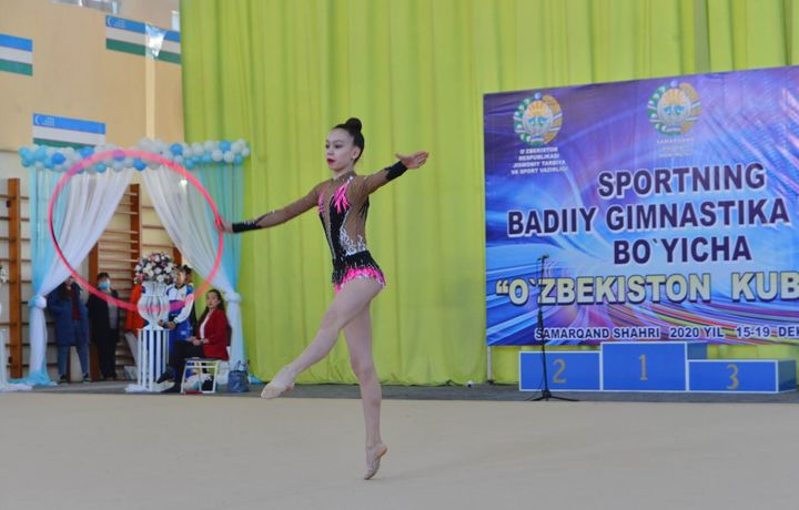 Ozbek ayolini sikishning xususiy seks videosi Jinsiy dazmollash tayt ostidagi panties