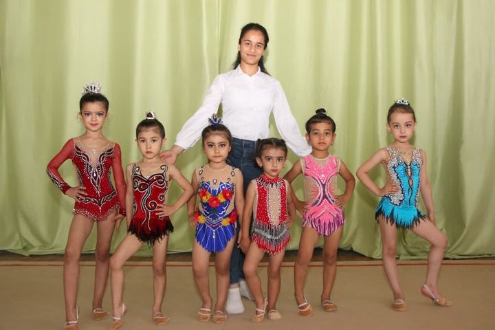 Stol ostidagi qizlarning fotosuratlari Miss Erotica erotik fotosuratlar tanlovi