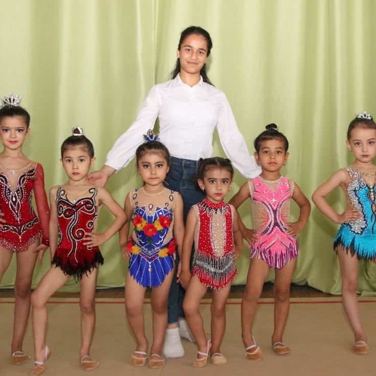 Xotin aldayapti va erining jinsiy azosini opyapti. Saffron Burrows yalangoch