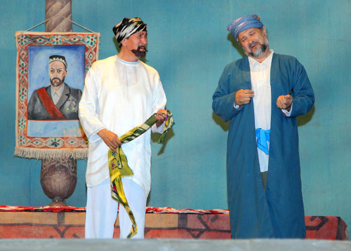 U ozining yalangoch xotinini fotosuratlarga qoydi. Rus pornografiyasi