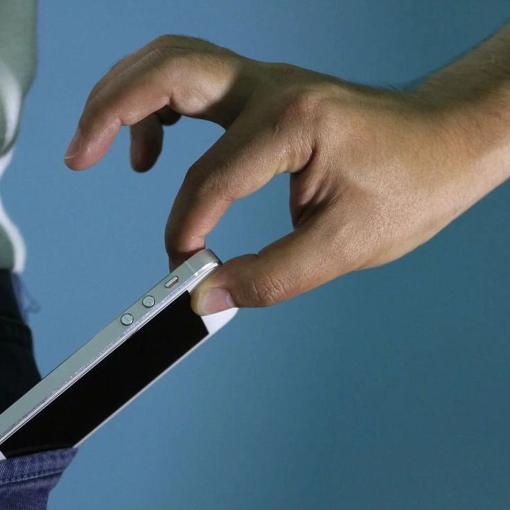 Украли телефон что делать как найти. Нашел телефон это кража. Отняли телефон. Смартфон на улице. Украл телефон.