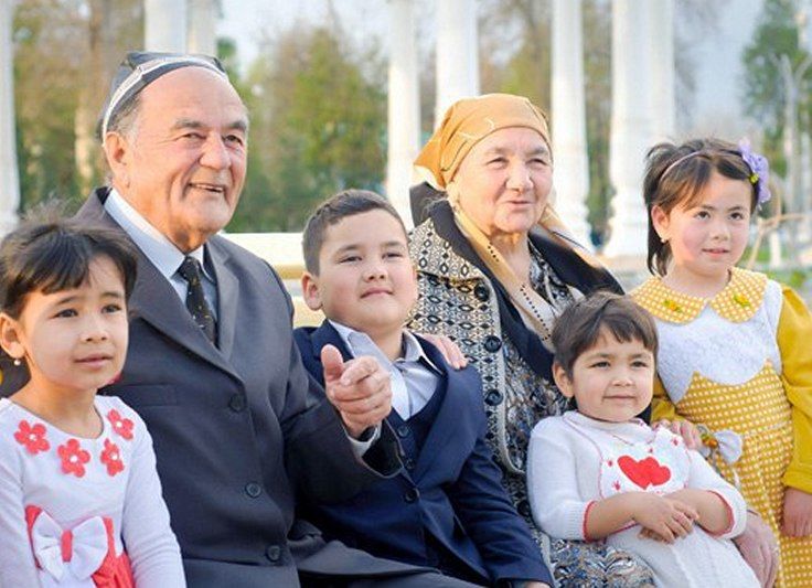 Stol ostidagi qinni suratga olgan yashirin kamera Xatire islom porno