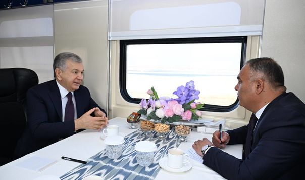 Шавкат Мирзиёев “Самарқанд – Ургут” янги темир йўл линиясида олиб борилаётган ишлар билан танишди