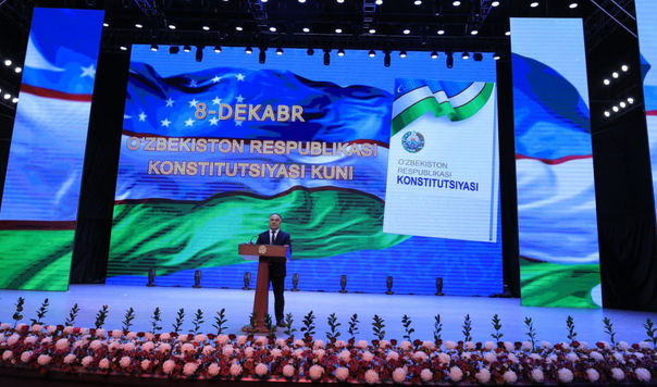 Bosh qomusimiz qabul qilingan kun keng nishonlanmoqda