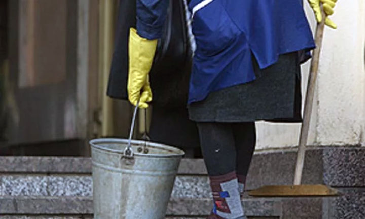 Men farrosh ayolning qarshisida hojatxonaga otirdim. Men farrosh ayolning qarshisida hojatxonaga otirdim.