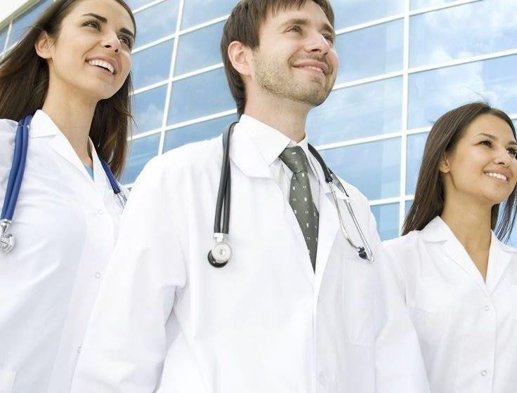 Yalangoch etuk kokrakli ayollarning fotosuratlari