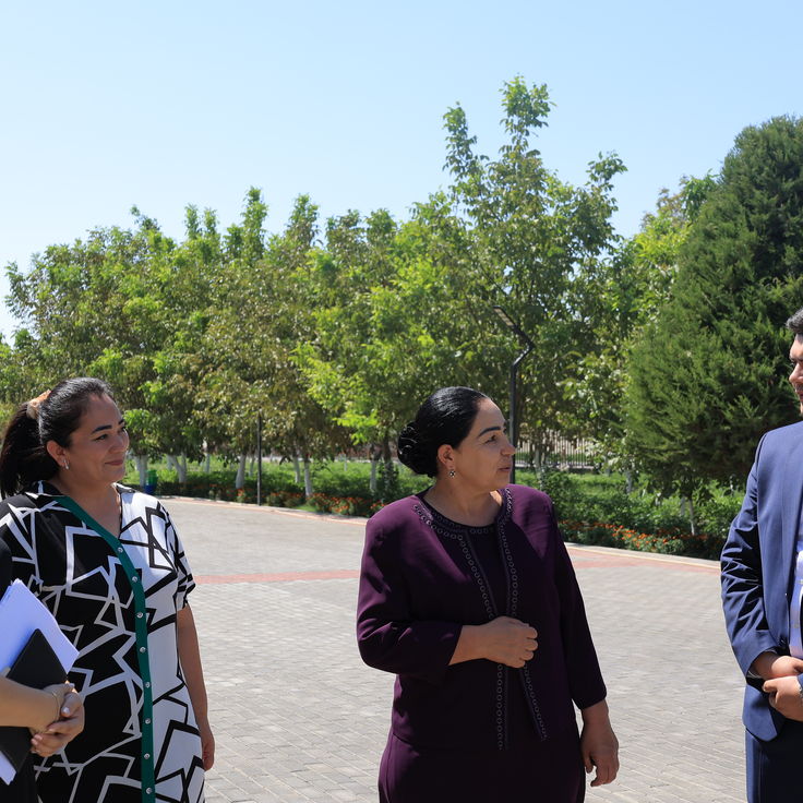 Porno: Voyaga etgan ayolning tukli anal bilan qoplangan Valya, konlardan turmushga chiqqan fohisha