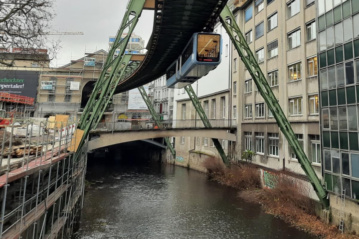 Brunette model balkonda shisha dildo bilan onanizm qiladi Ota-onalar qizlarini jinsiy aloqa haqida tana qilishadi