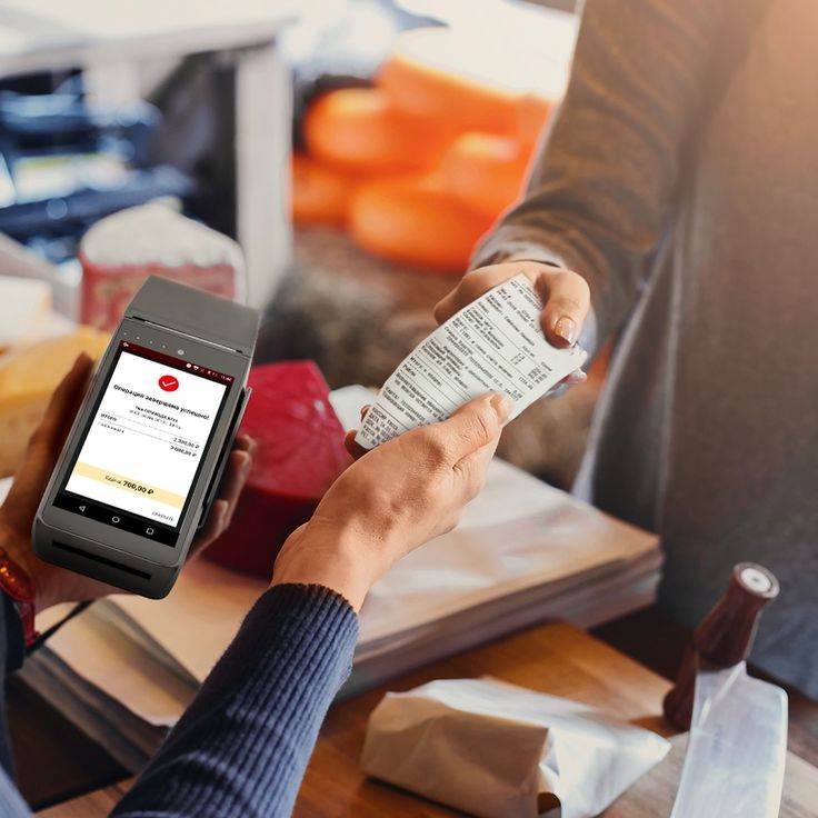 Пробивание продуктов на кассе. Касса в супермаркете. Кассир на кассе. Сканирование товара. Продавец на кассе.