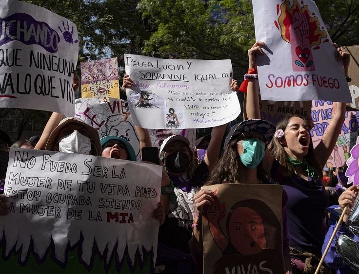 Sohilda yalangoch fohishalar Birinchi marta onlaynda behayo