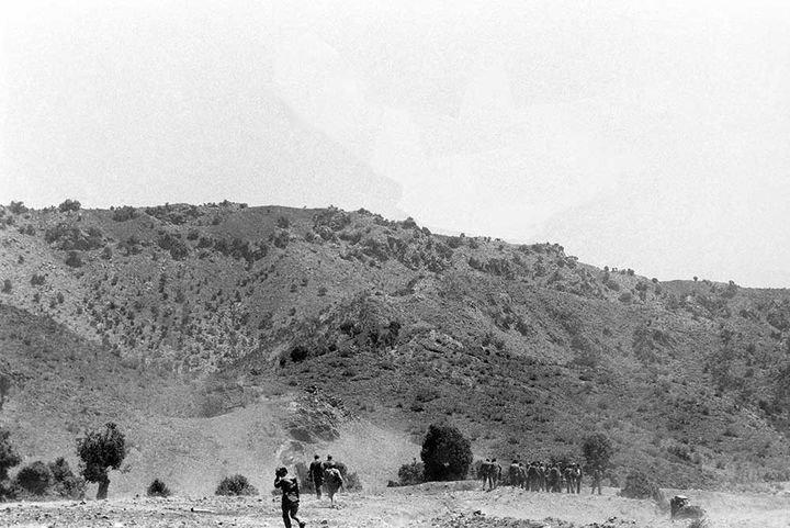 Ikki ayol ogzaki jinsiy aloqa qilishga harakat qiladi U hali ham orgazmdan titrayapti.