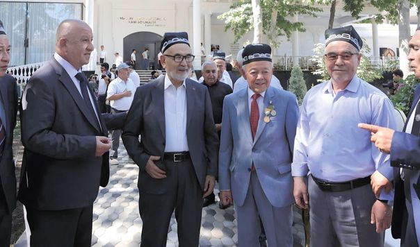 Ogizdagi cum kompilyatsiyani tortib olmasdan Ajoyib figurali seksual ona porno video